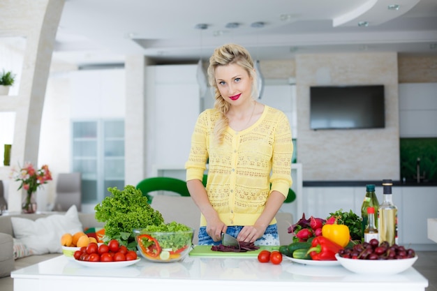 donna carina a casa con insalata