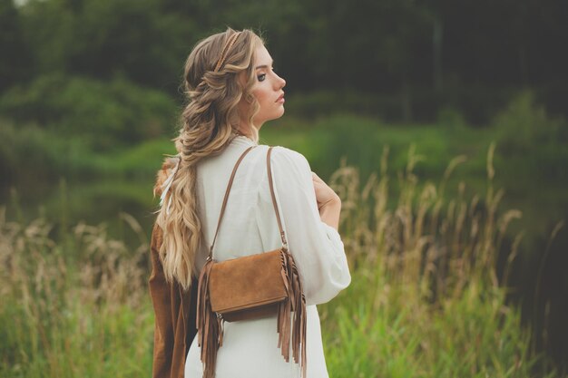 Donna carina con un vestito in stile boho all'aperto