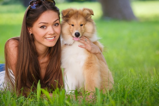 donna carina felice con il cane all'aperto