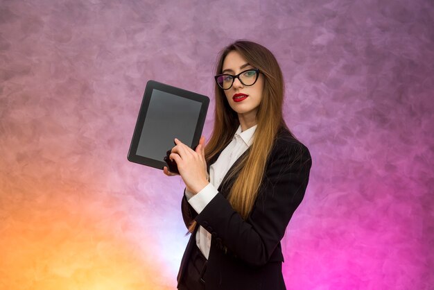 Donna carina in bicchieri utilizzando tablet su sfondo astratto. Concetto di affari