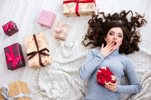 Donna carina sorpresa con un regalo.