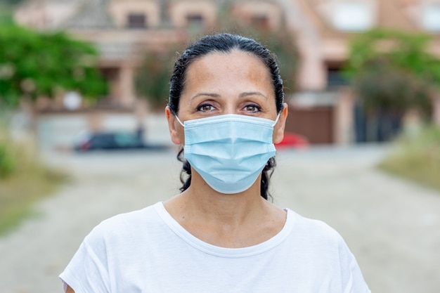 Donna castana che indossa una maschera