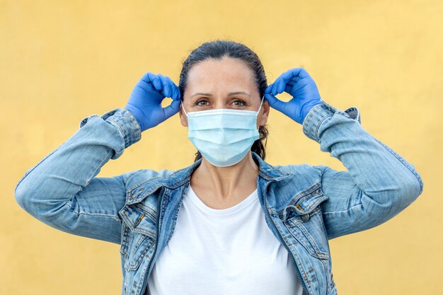 Donna castana che indossa una maschera