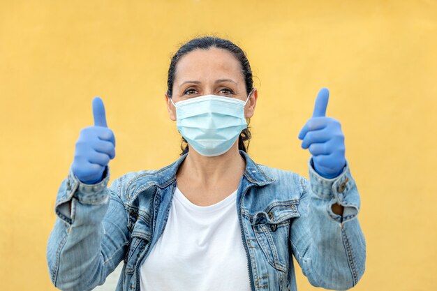 Donna castana che indossa una maschera