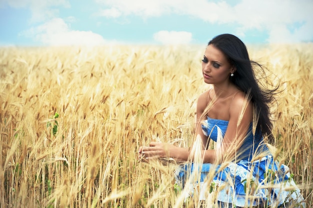 Donna castana nel campo di grano