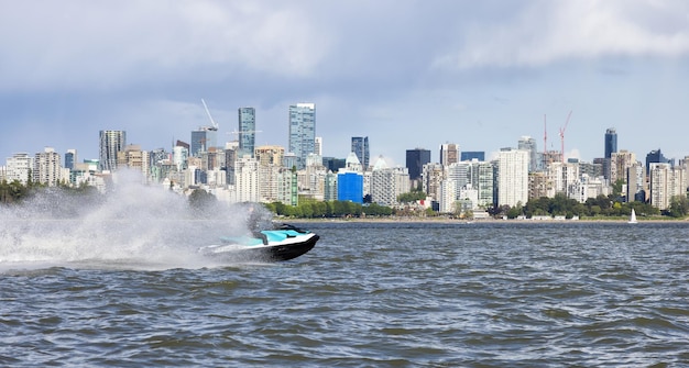 Donna caucasica avventurosa su moto d'acqua che guida nell'oceano