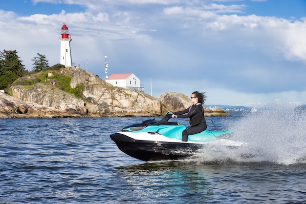 Donna caucasica avventurosa su seadoo che cavalca nell'oceano