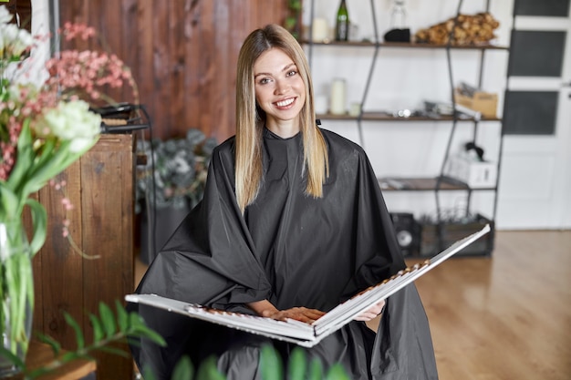 Donna caucasica bei capelli chiari felici al salone di bellezza