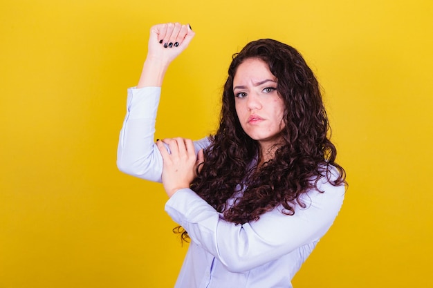 Donna caucasica brasiliana che mostra donne autorizzate alla militanza muscolare