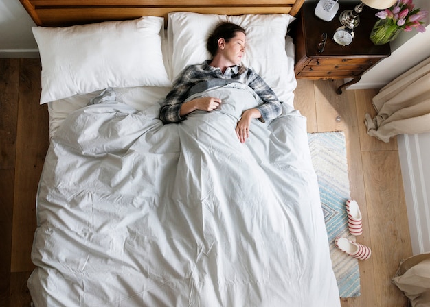 Donna caucasica che dorme sul letto