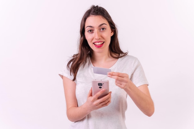 Donna caucasica che effettua un pagamento con una carta di credito su sfondo bianco concetto di shopping online