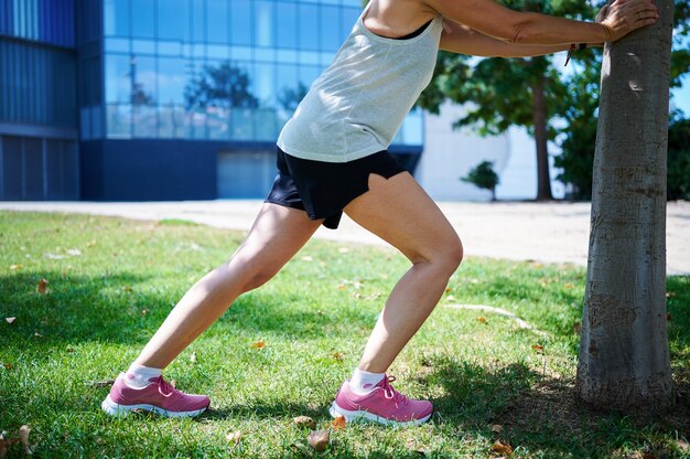 Donna caucasica che fa esercizio di stretching all'aperto