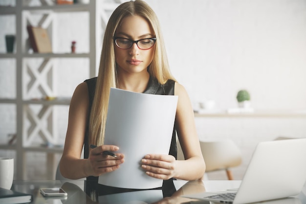 Donna caucasica che fa lavoro di ufficio