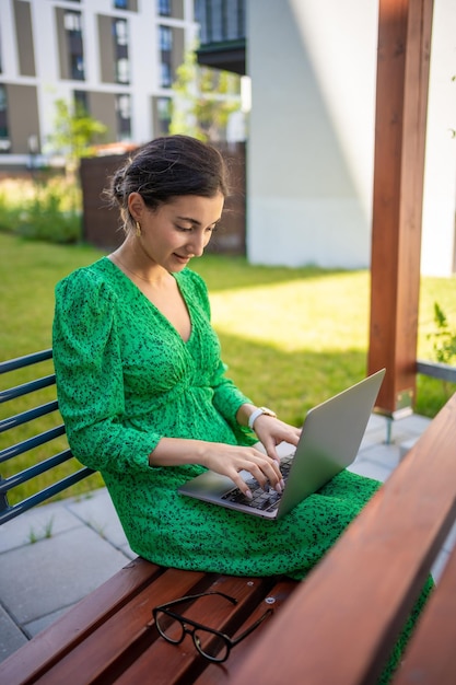 Donna caucasica che lavora con il computer portatile fuori dall'ufficio