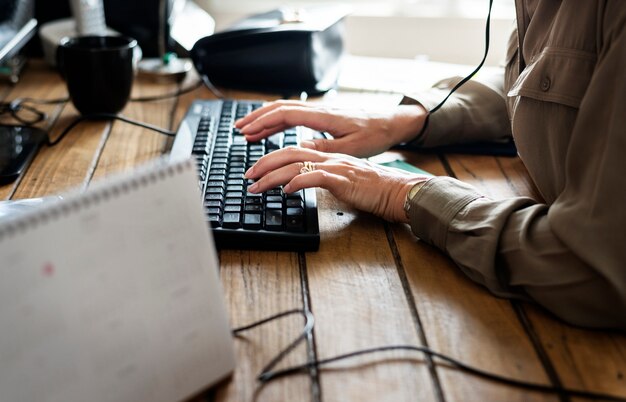 Donna caucasica che per mezzo del computer