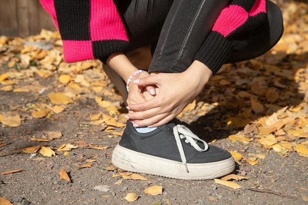 Donna caucasica che soffre di dolori ai piedi.