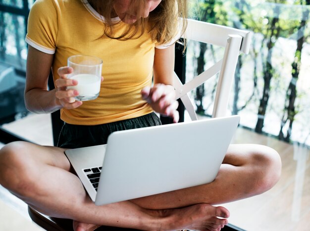 Donna caucasica che utilizza computer portatile del computer