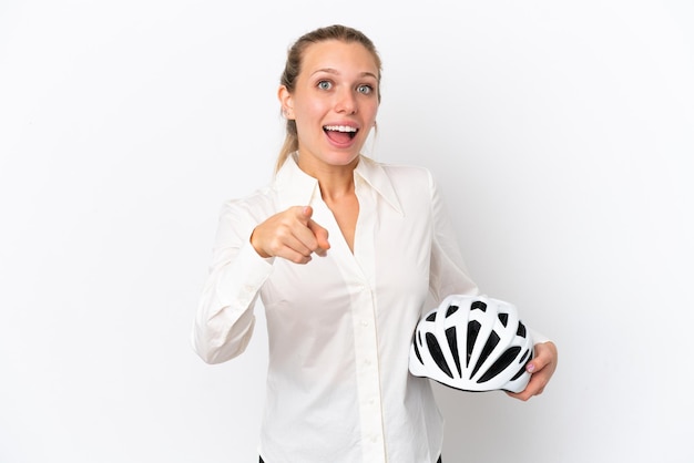 Donna caucasica d'affari con un casco da bici isolato su sfondo bianco sorpreso e rivolto verso la parte anteriore