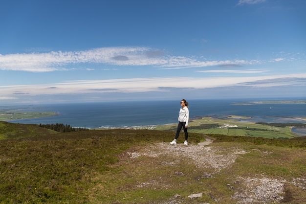 Donna caucasica dall'Irlanda Irlanda escursioni nella natura