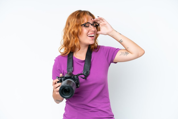 Donna caucasica del giovane fotografo isolata su fondo bianco che sorride molto