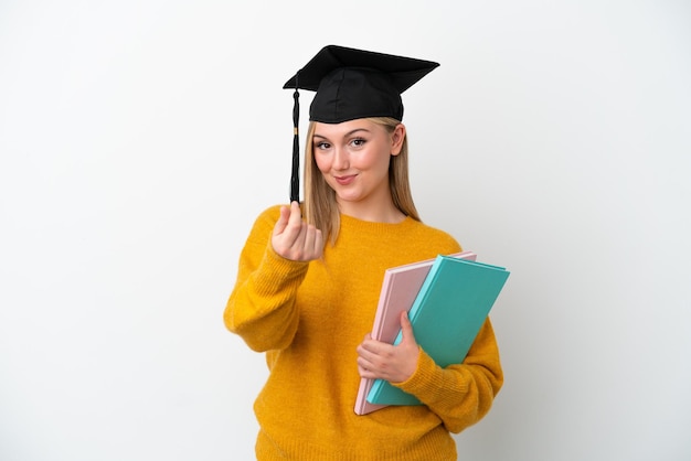 Donna caucasica del giovane studente isolata su fondo bianco che fa il gesto dei soldi