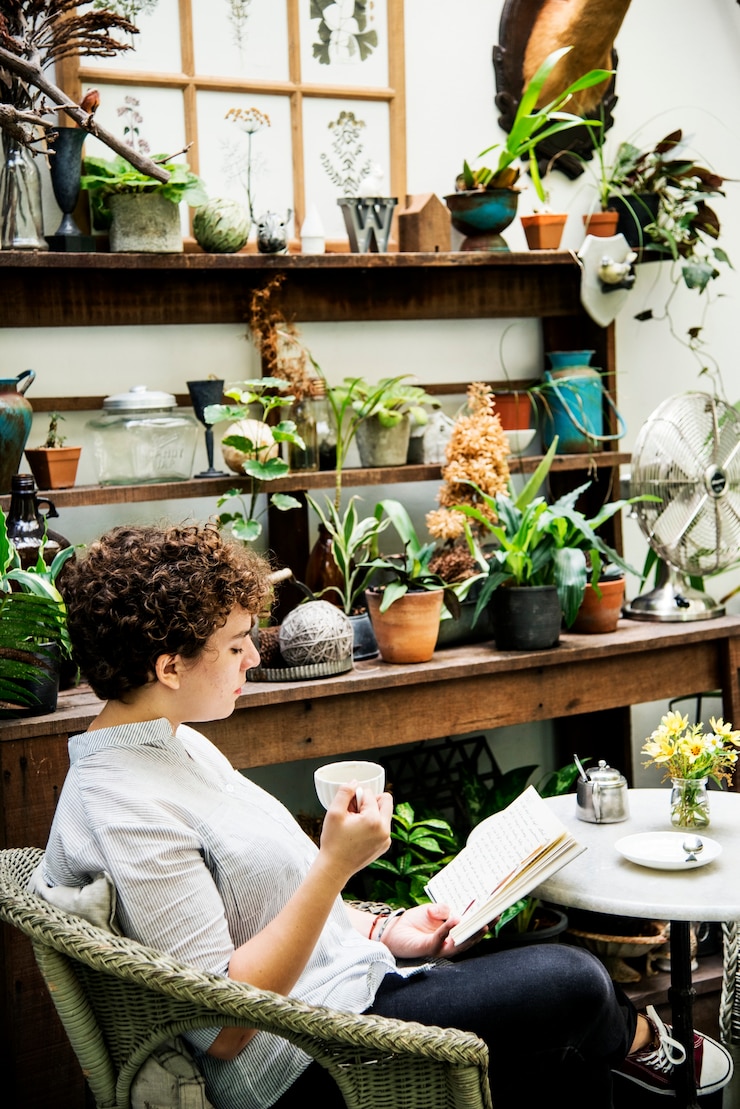 Foto donna caucasica di relax durante la lettura di un libro