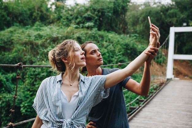 Donna caucasica e uomo prendendo un selfie