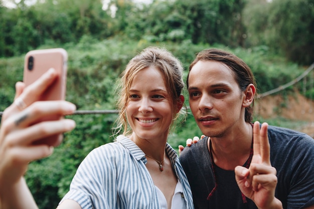 Donna caucasica e uomo prendendo un selfie