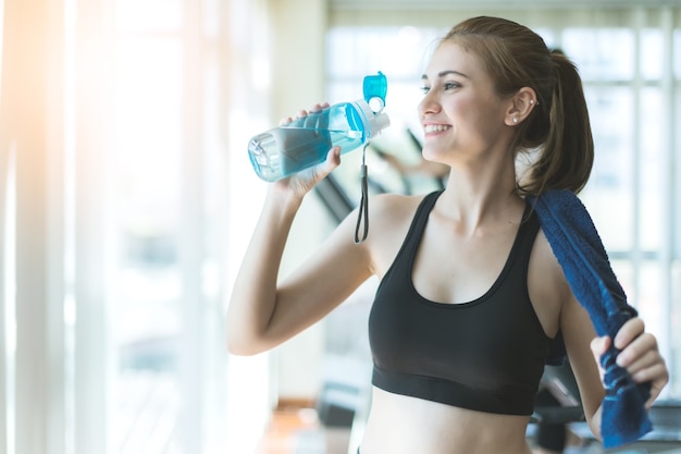 donna caucasica fare una pausa con acqua pura