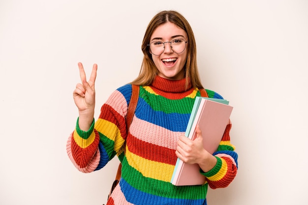 Donna caucasica giovane studente isolata su sfondo bianco che mostra il numero due con le dita