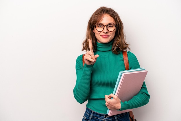 Donna caucasica giovane studente isolata su sfondo bianco che mostra il numero uno con il dito