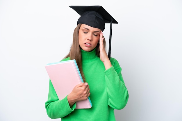 Donna caucasica giovane studente isolata su sfondo bianco con mal di testa