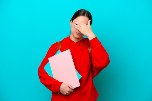 Donna caucasica giovane studente isolata su sfondo blu che copre gli occhi con le mani Non voglio vedere qualcosa