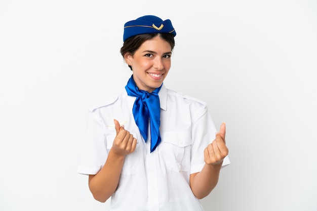 Donna caucasica hostess dell'aeroplano isolata su fondo bianco che fa i soldi gesture