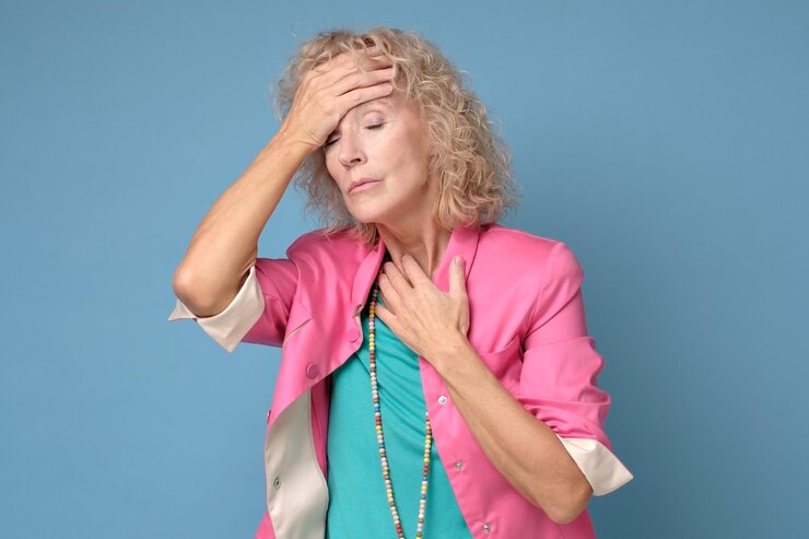 Foto donna caucasica matura in abiti colorati che toccano il suo senso di stress