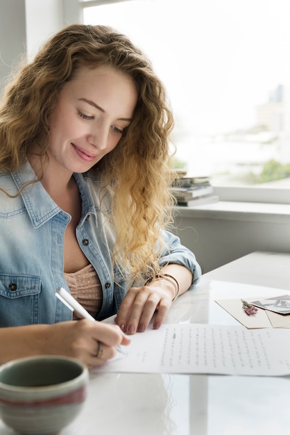 Donna caucasica scrivendo una lettera