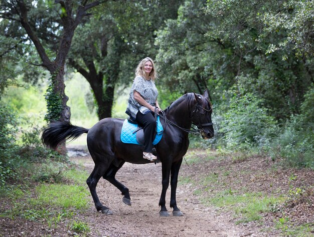 donna cavaliere e cavallo