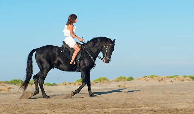 donna cavallo sulla spiaggia