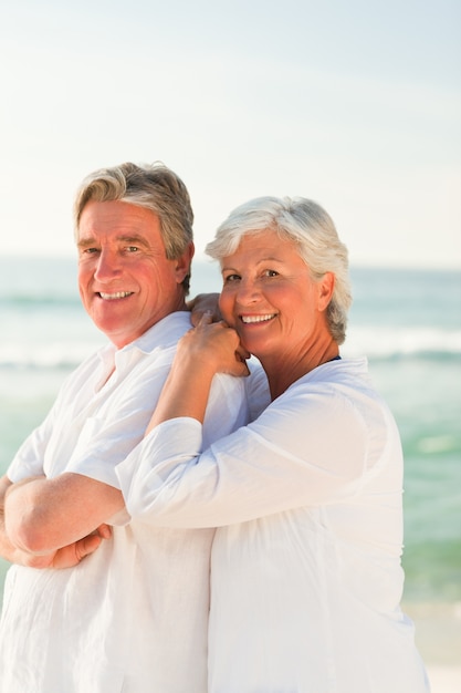 Donna che abbraccia il marito in spiaggia