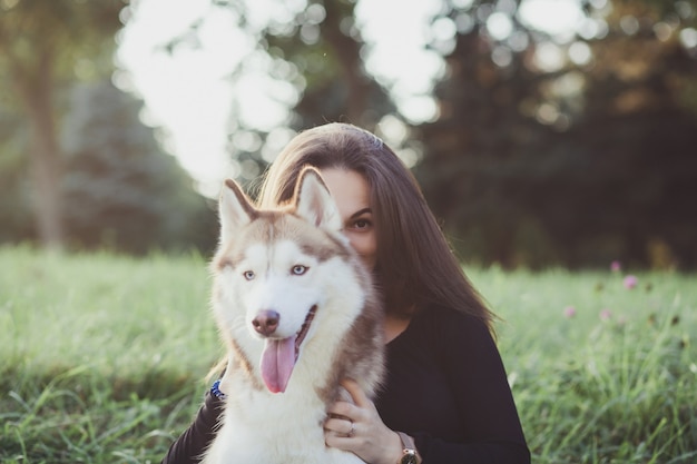 Donna che abbraccia il suo cane