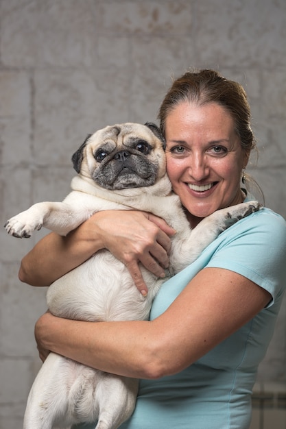 donna che abbraccia il suo pug