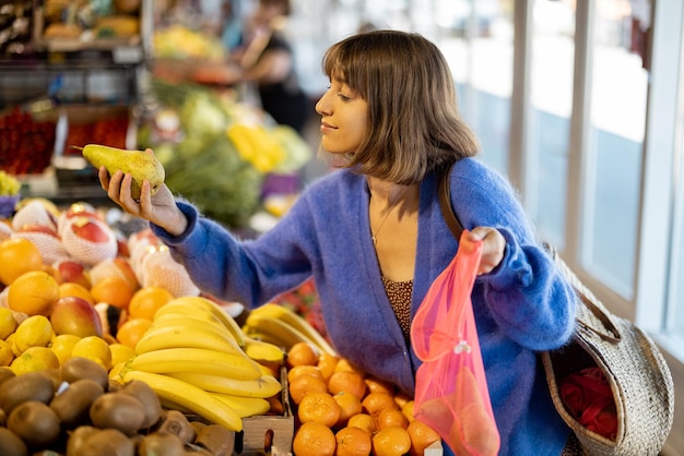 Donna che acquista cibo al mercato