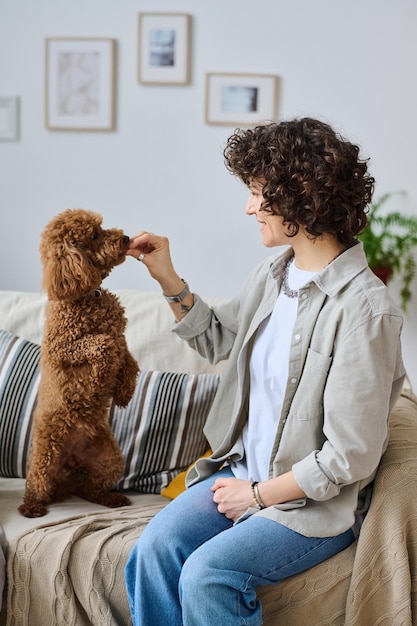 Donna che addestra il suo cagnolino