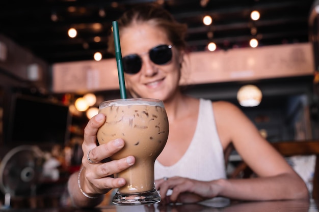 Donna che afferra una tazza di caffè