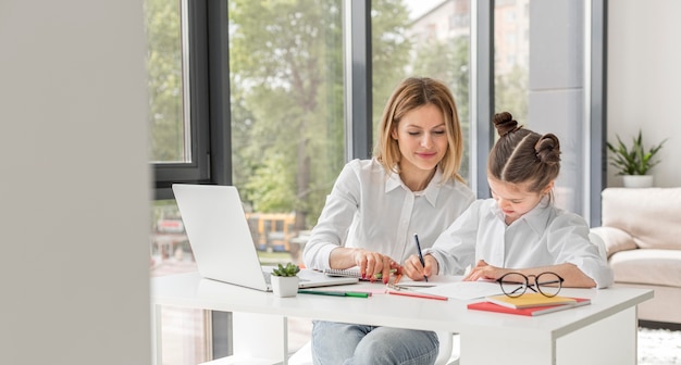 Donna che aiuta il suo studente a studiare