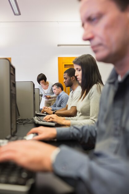 Donna che aiuta il suo studente con il computer