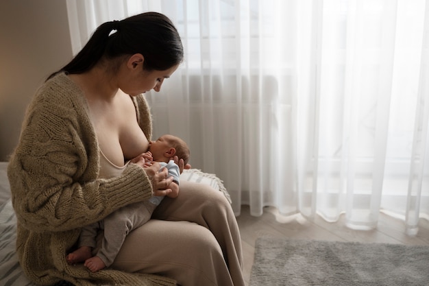 Donna che allatta al seno il suo bambino