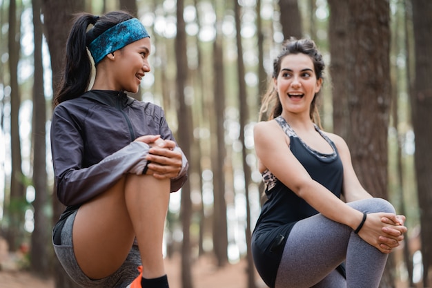 Donna che allunga e che si esercita in natura