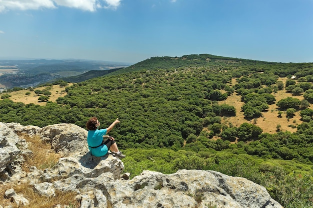 Donna che ammira un paesaggio di montagna