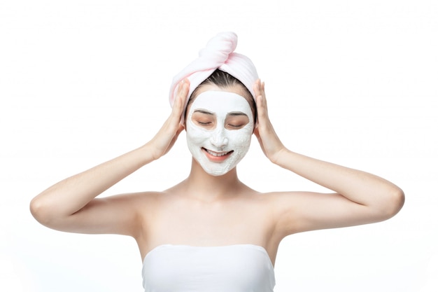 Donna che applica maschera facciale sul suo viso